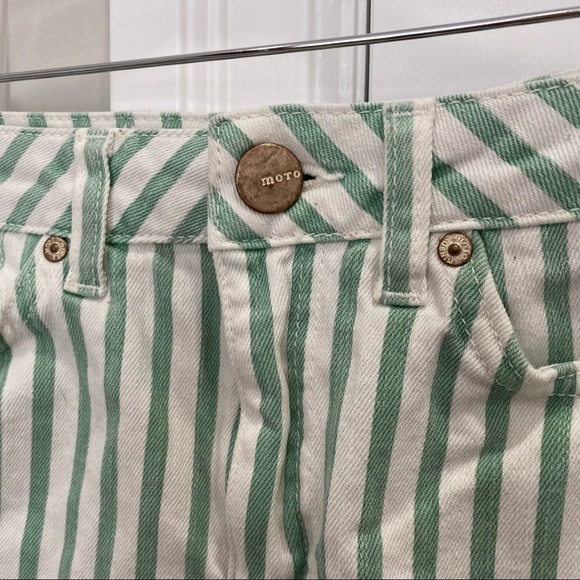 ⛄️ TOPSHOP Green and White Striped Shorts​​​​​ - Picture 2 of 5